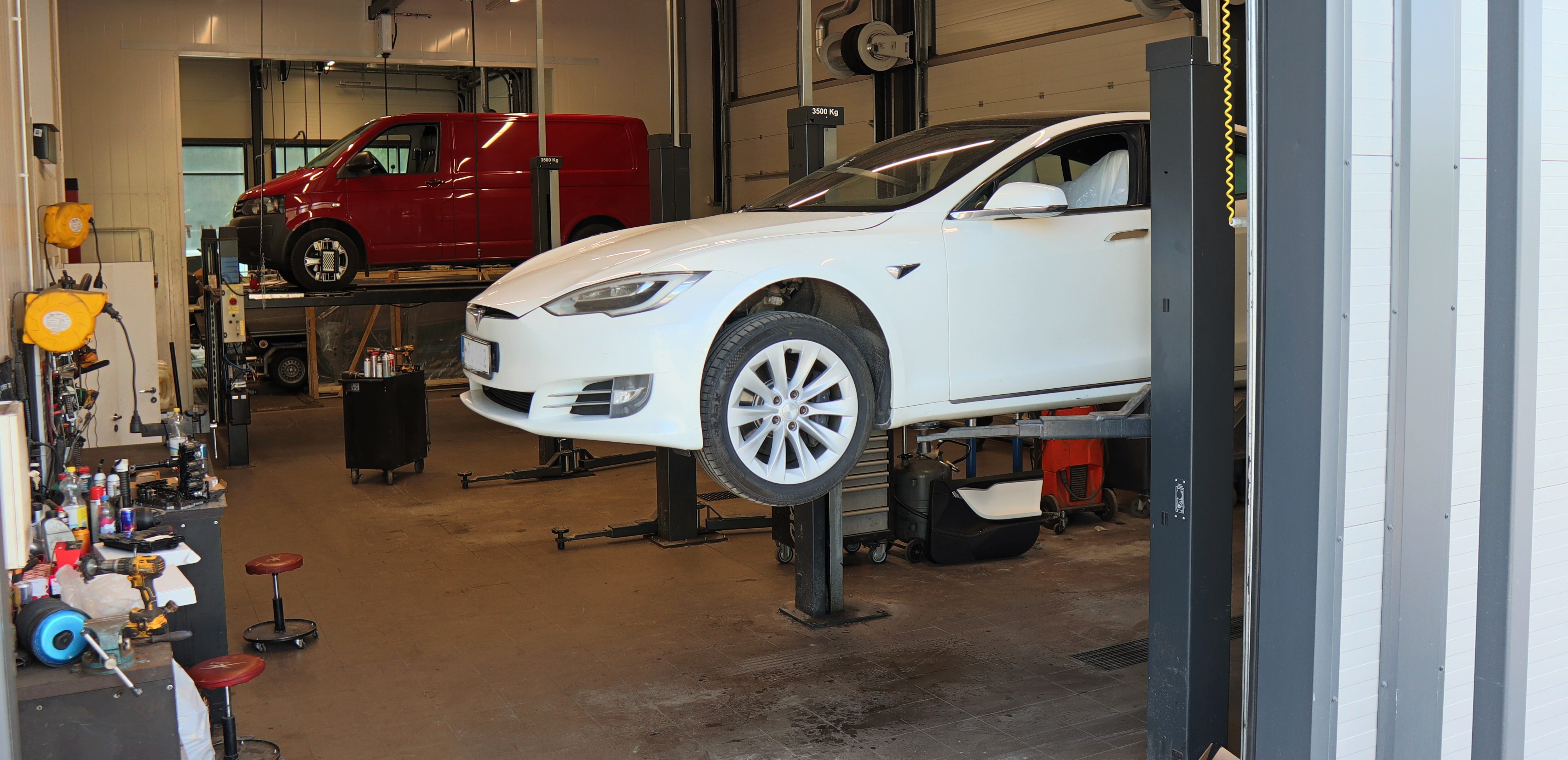 Tesla huoltonosturilla autohuollon toimenpiteitä varten.